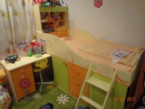 Детская кровать с ящиками и встроенный выдвижной стол: 1900х800х1200мм